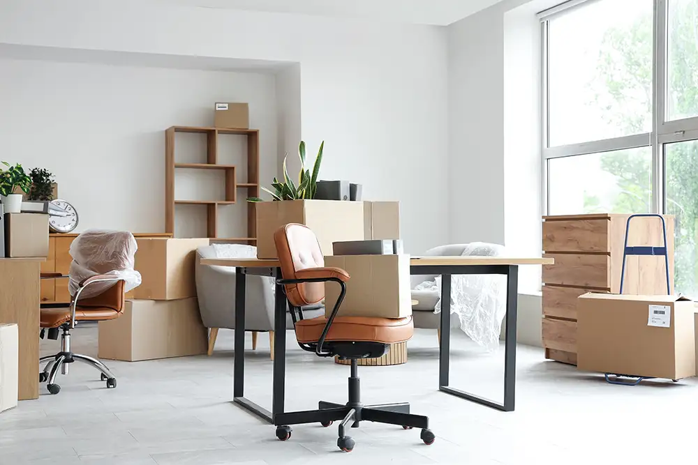 Am Umzugstag gepackte Kisten mit Habseligkeiten und Möbeln im neuen Büro